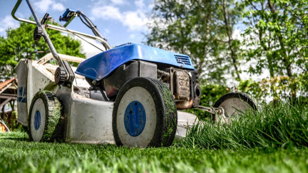 The Advantages of a Petrol Lawn Mower for Small and Large Gardens